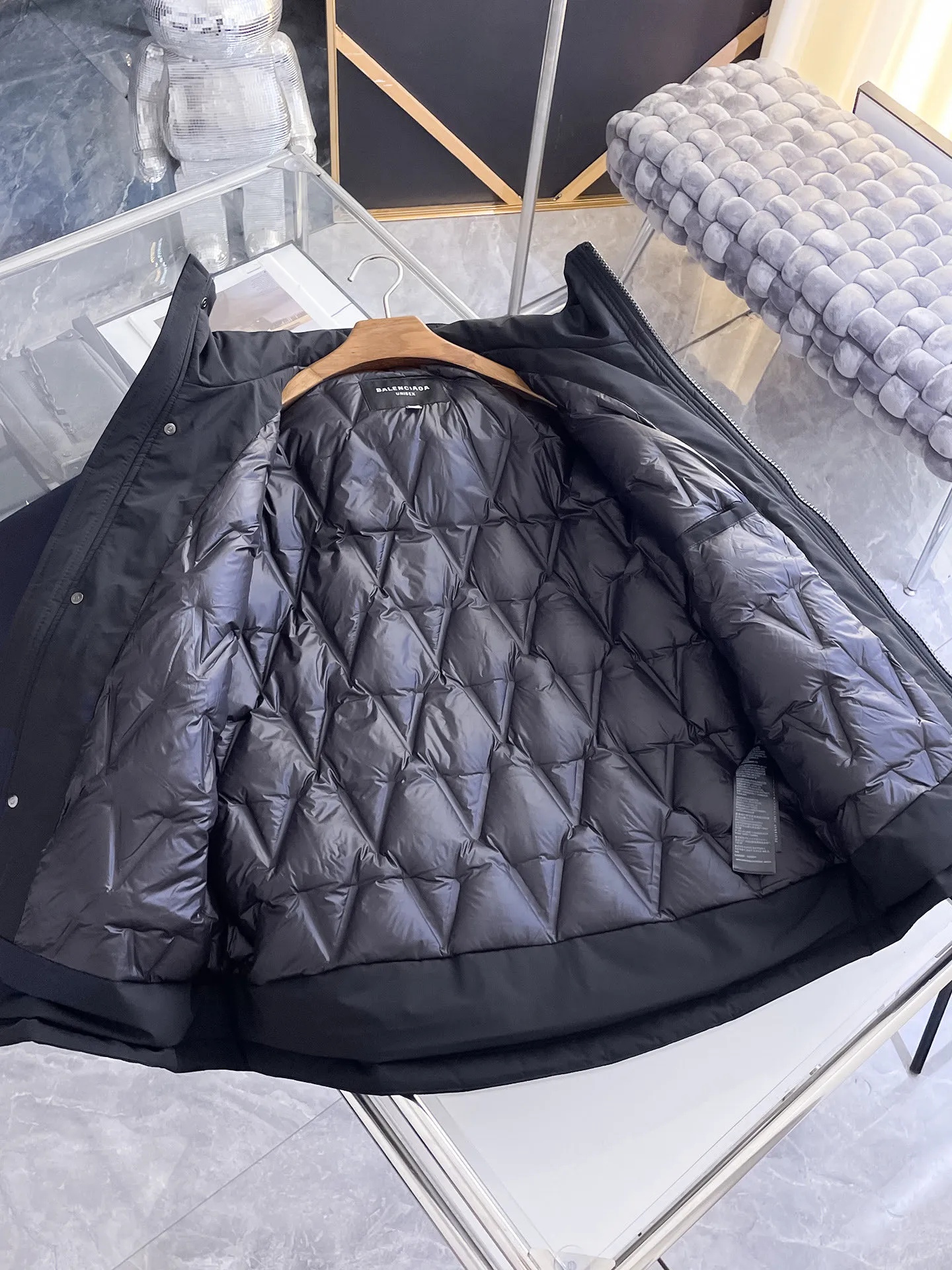 Balenciaga 2026 Autumn and Winter New Arrival Down Jacket. Original 1:1 customized hardware accessories, all imported and original customization. Welcome to compare at the counter. Absolutely high quality. Made of top-grade 95 down. Super soft. Full and fluffy. Super heavy workmanship. Fabric workmanship. 👍Perfect version. Note⚠The fabric is super comfortable. Exclusive model. Non-market goods. A 1 Same Style Size for men and women: M ~ XXXL